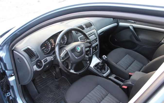 Skoda Octavia cena 28900 przebieg: 205186, rok produkcji 2011 z Kuźnia Raciborska małe 301